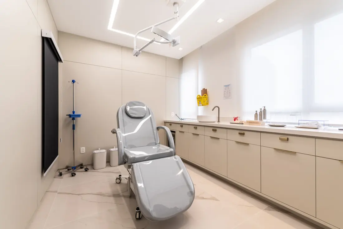 Sala de procedimentos da Clínica L'evera em Alphaville